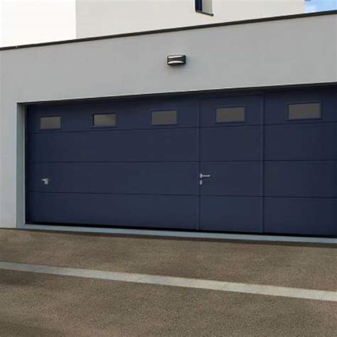 porte de garage sectionnelle motorisée avec portillon et hublot|Les portes de garage avec portillons Tryba.